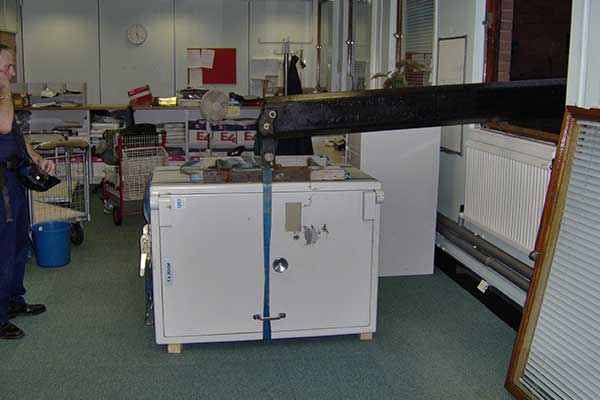 Using Specialised lifting Equipment to move Safes image